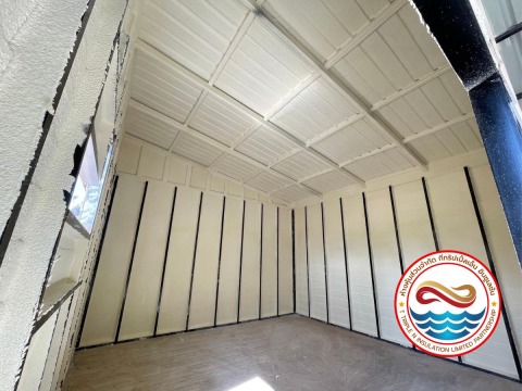 พ่นโฟมผนังและหลังคา